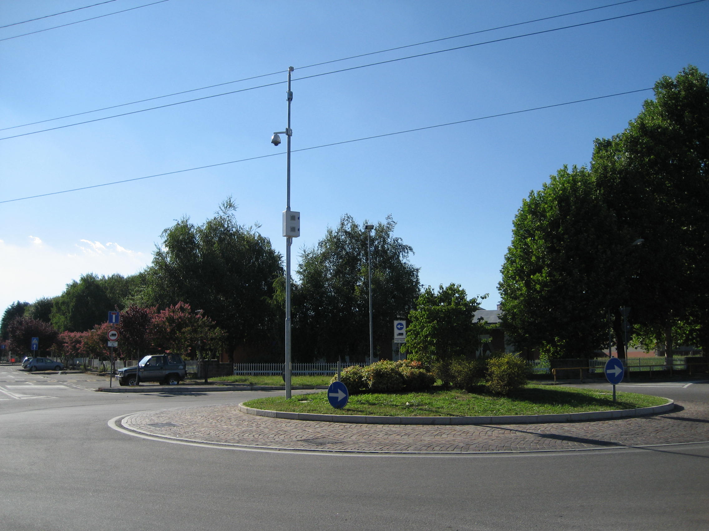 Fotografia della rotonda in prossimità della zona scuole